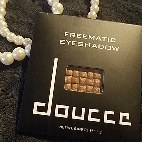 DOUCCE eyeshadow, OFRA highlighter, sm lip gloss - Picture 2 of 7